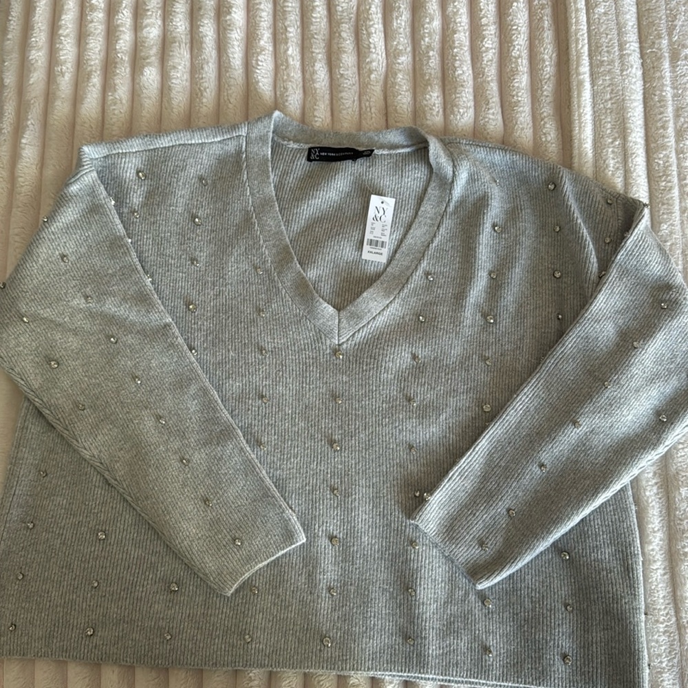 NYC grey v neck sweater